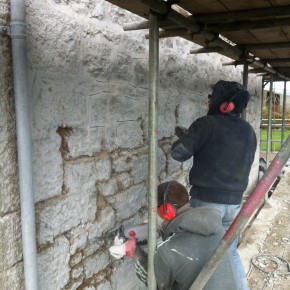 The "Hacking out" of the old pointing was a long and tedious job. Due to the hardnes of the pointing mixture we had to first angle grind then knock out the point with sds hammers.