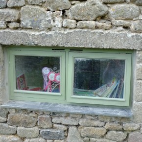 There was no stone around the windows. We had to carve the block to give a better look. The desired effect is that of granite under the ragging.